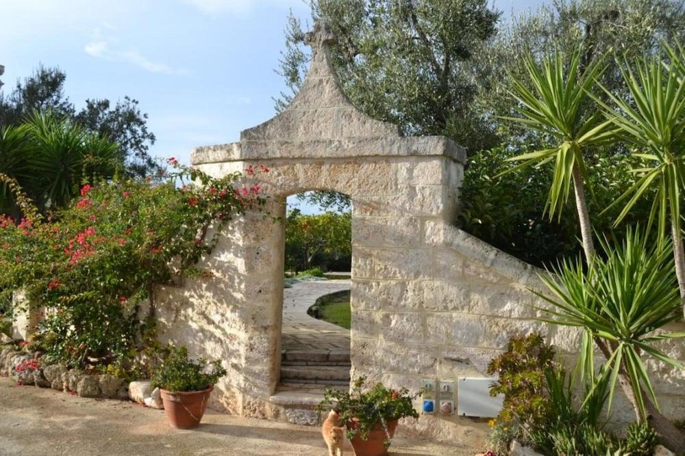 Masseria San Martino Pezze Di Greco Exterior photo